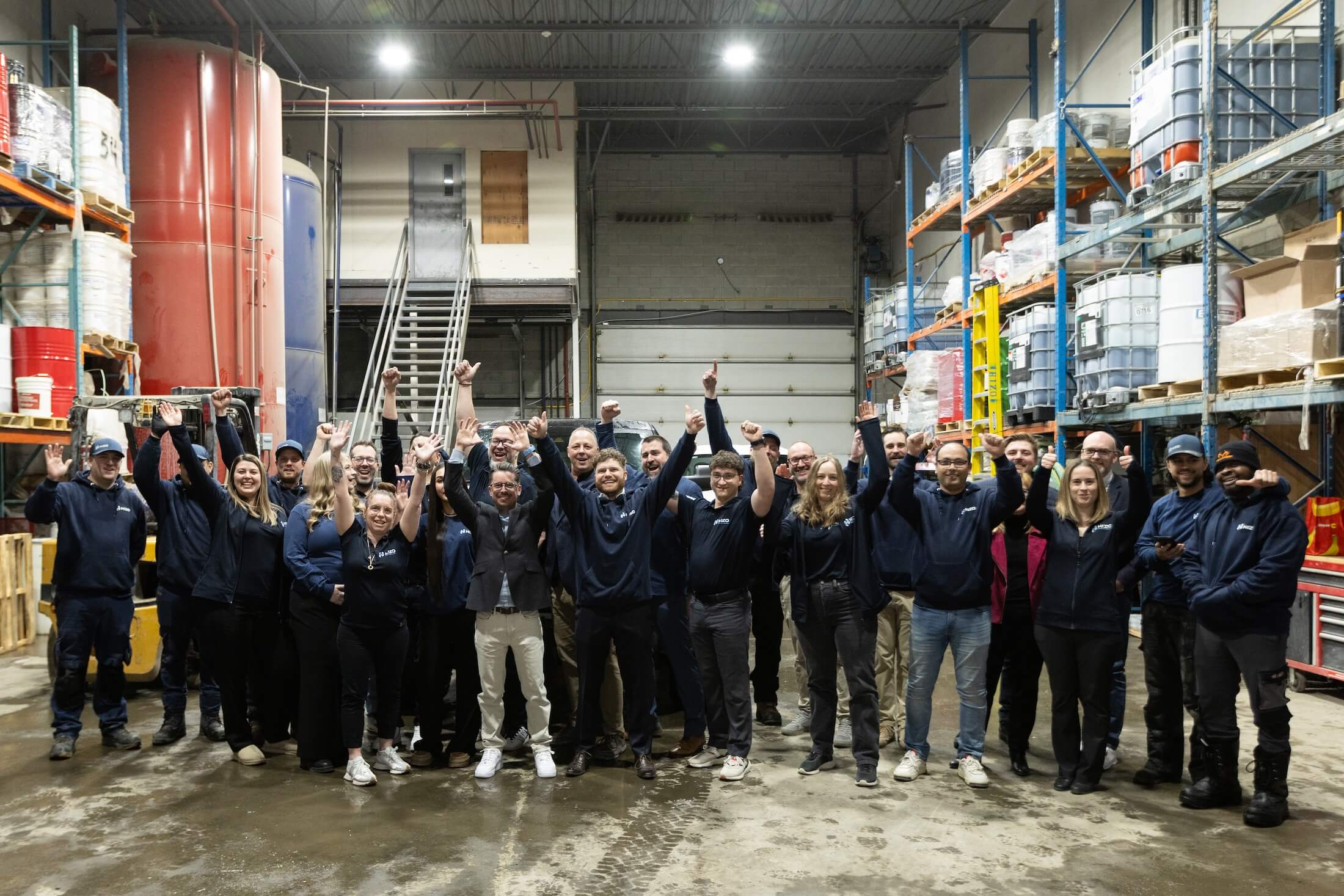 L'équipe HIZO réunie dans l'entrepôt