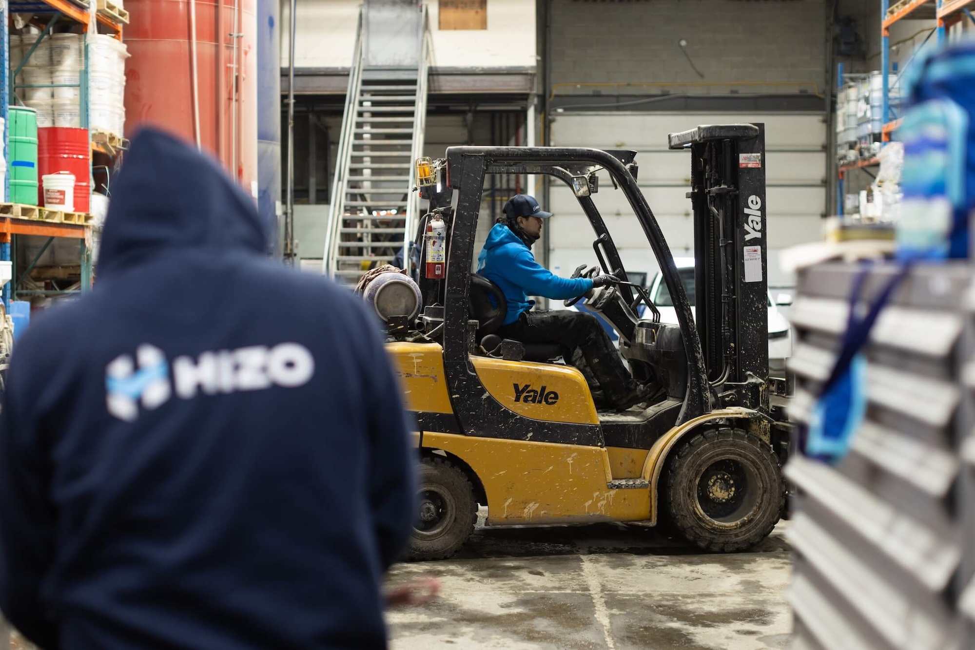 Opérations en entrepôt avec chariot élévateur chez HIZO