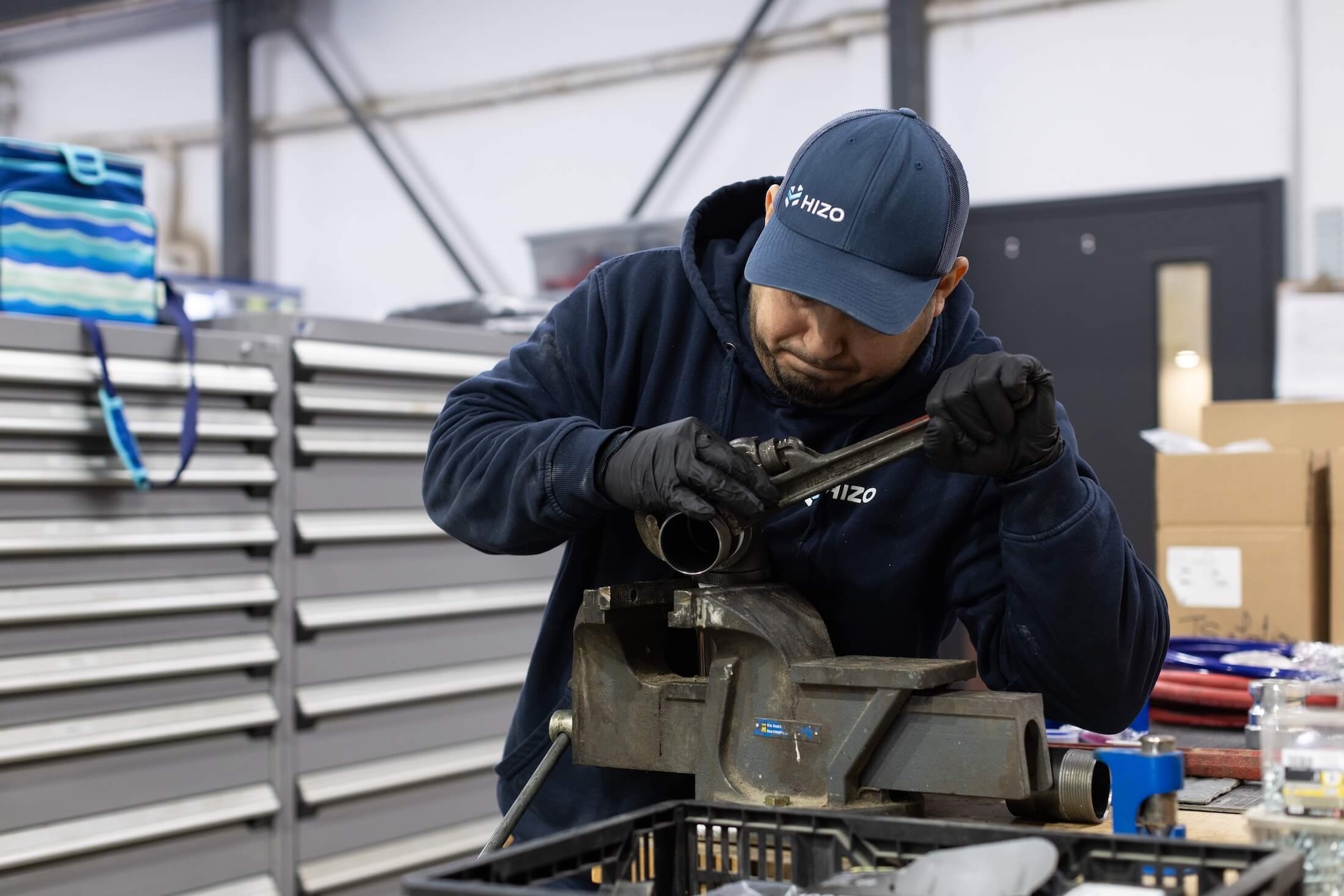 Technicien HIZO assemblant le pistolet de giclage