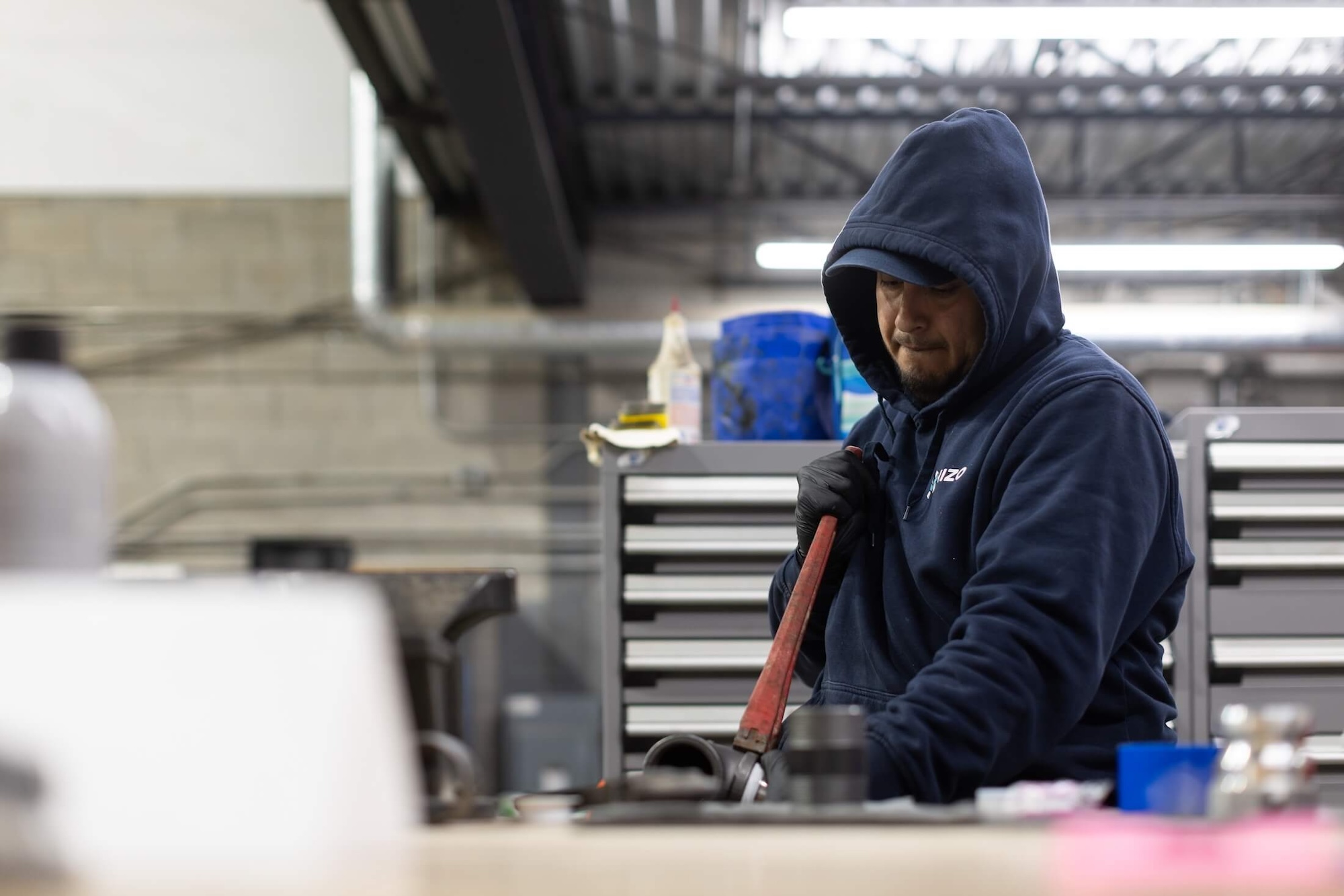 Technicien HIZO travaillant à l'atelier