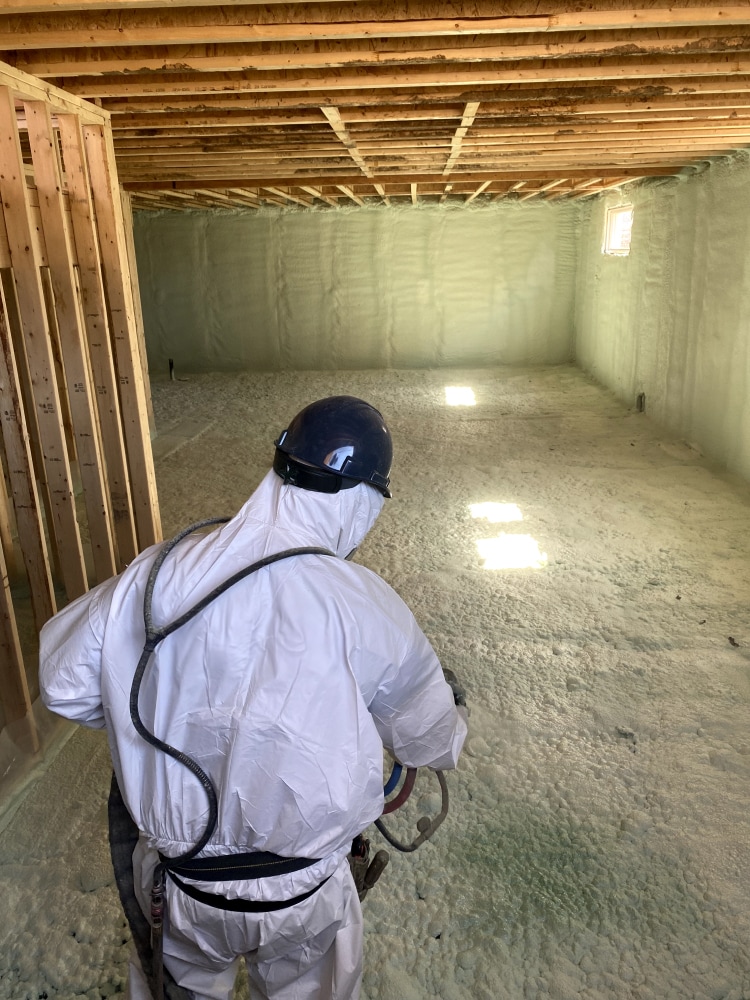 Application mousse isolante bâtiment HIZO