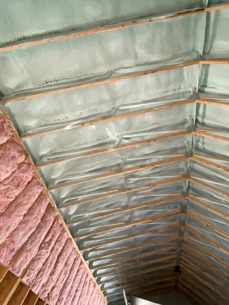 polyuréthane giclé plafond grenier Québec HIZO